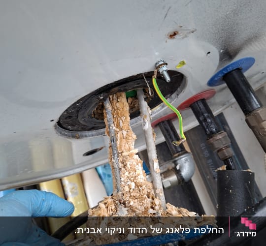 חלק פנימי של דוד שמש עם הצטברות אבנית